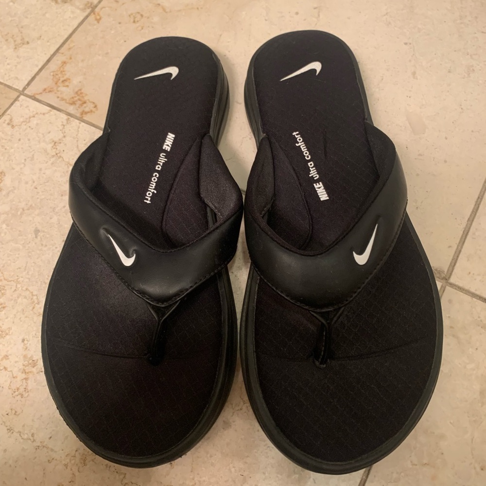Size 7 Nike foam sandals